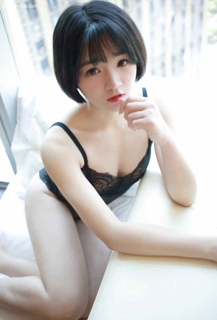 誘人何需肉彈？貧乳少女悅爺妖精，胸不够腿來湊 - 1