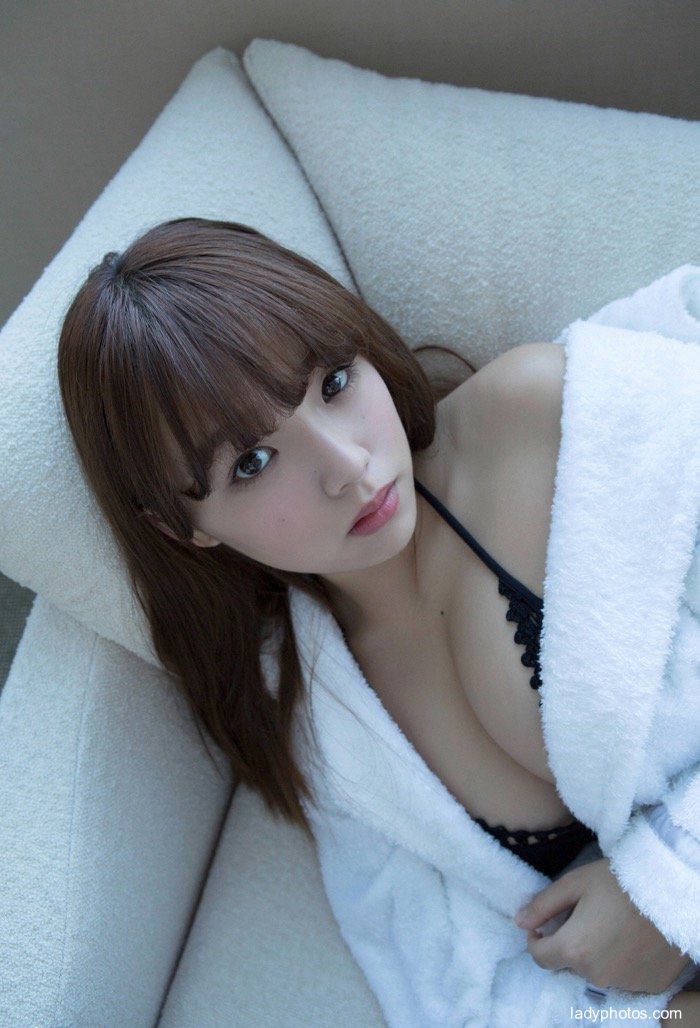 日本の美人篠崎愛はまたセクシーな写真を出します。 - 3