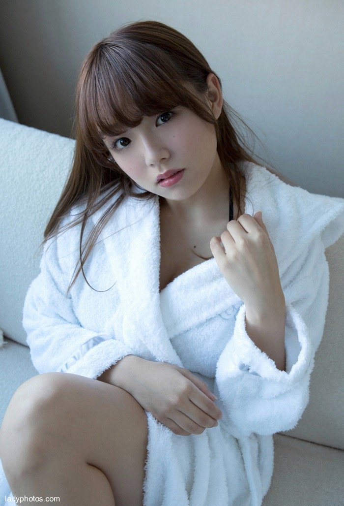 日本の美人篠崎愛はまたセクシーな写真を出します。 - 1