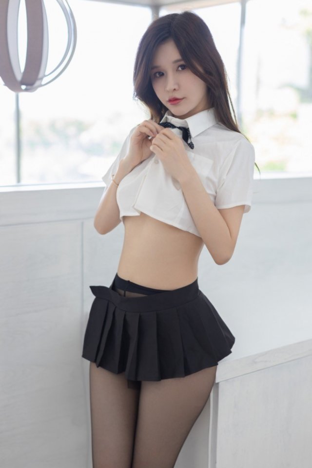 Qi B short skirt is hot, sexy model Zhang Yumeng is provocative from top to bottom
