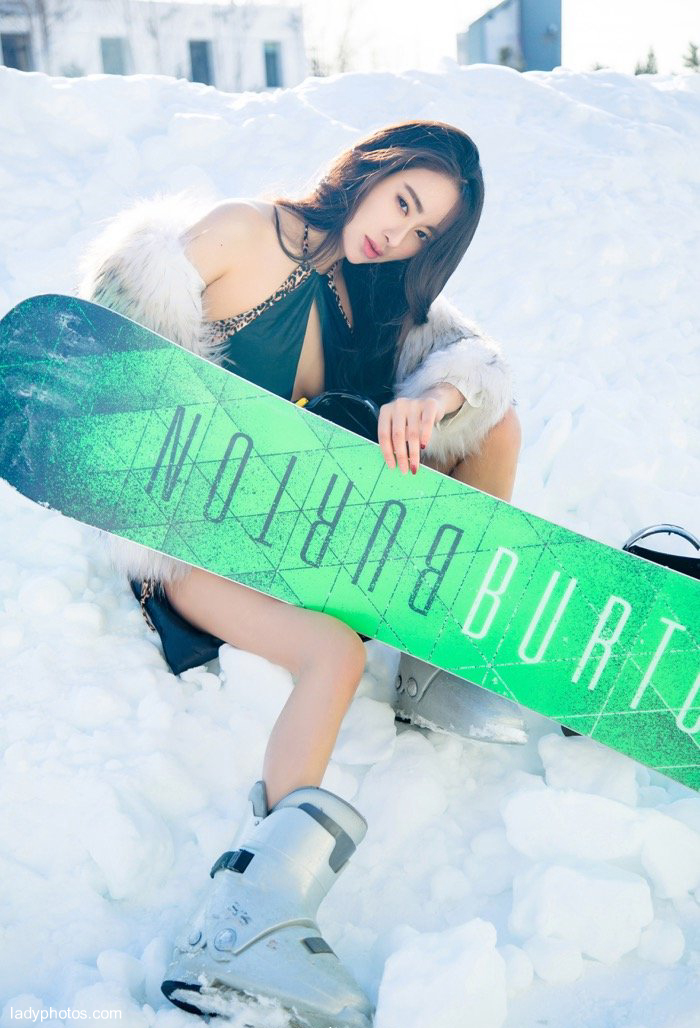 Beautiful frozen people! The sexy goddess mufeifei shows her figure in the ice and snow - 5