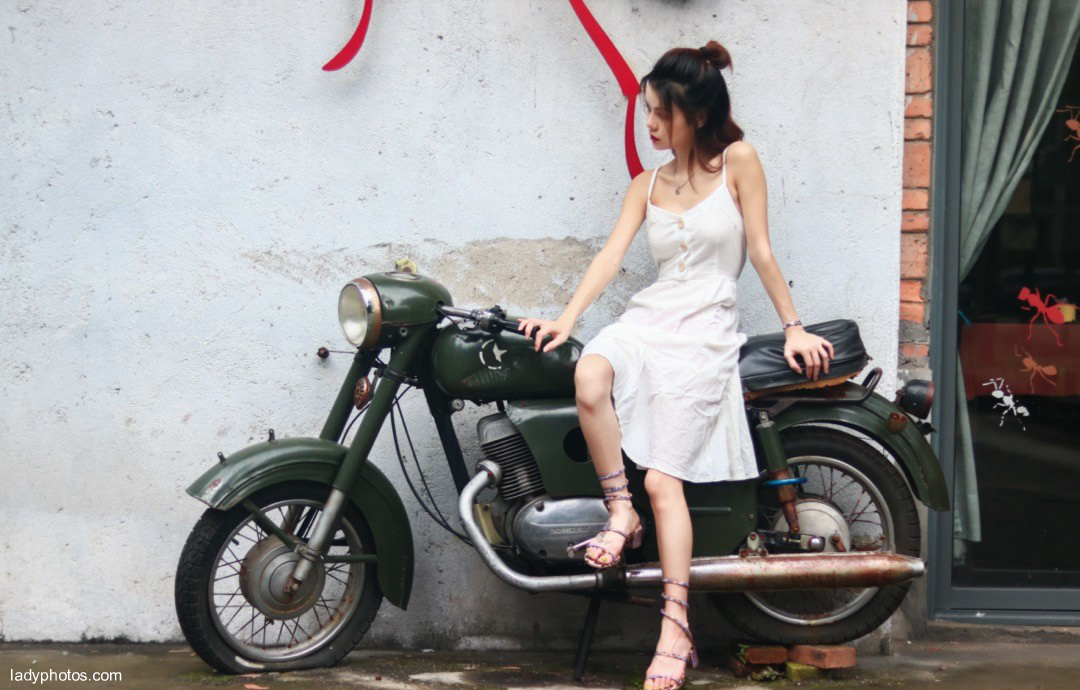 街头のオートバイの女郎を実拍して、美しい赤い唇のセクシーな魅惑 - 4