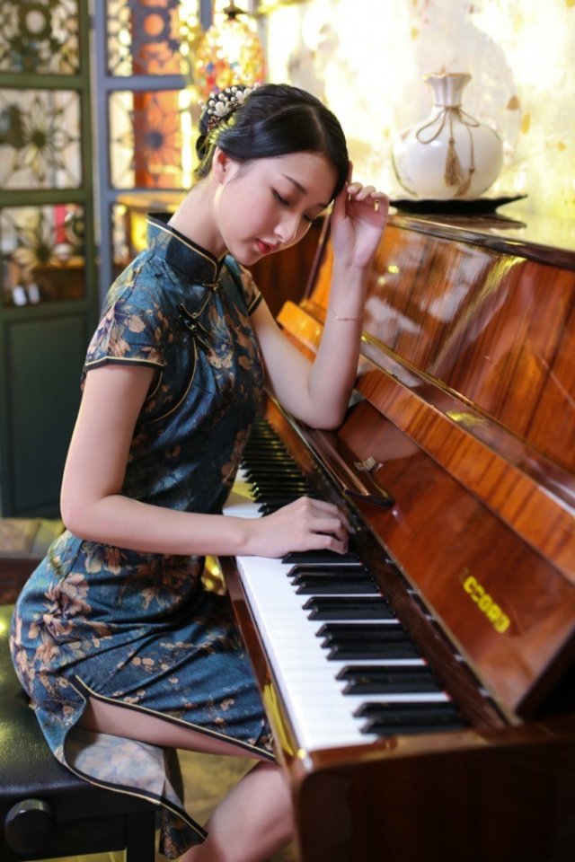 Temperament models perform the young ladies of the Republic of China, wearing cheongsam is moving