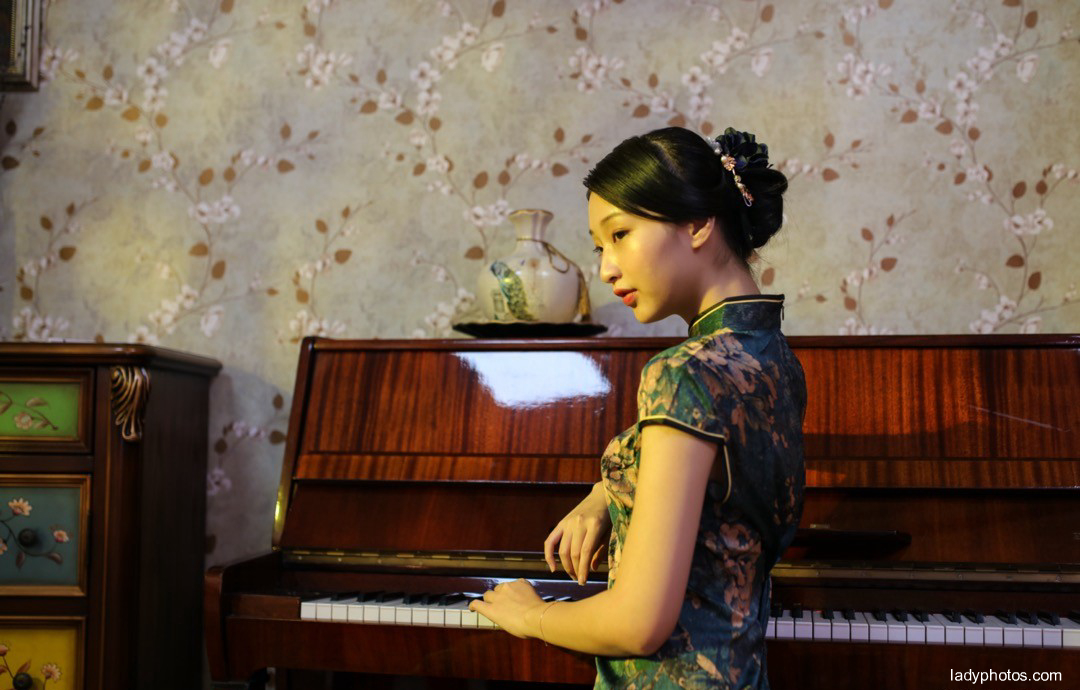 Temperament models perform the young ladies of the Republic of China, wearing cheongsam is moving - 4