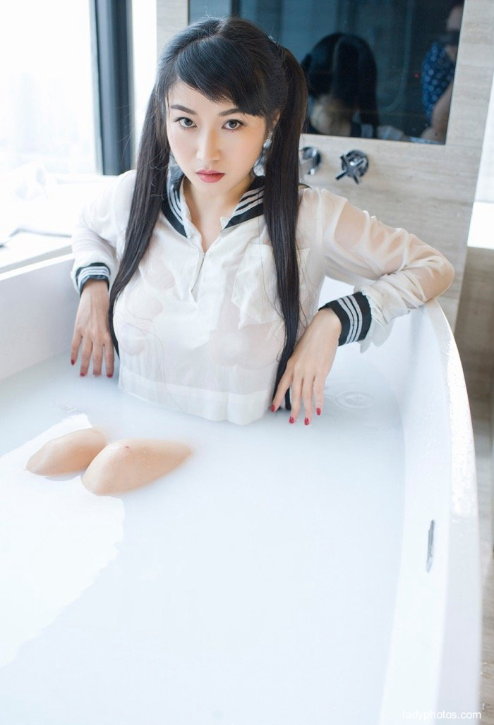 Pan pan, a chubby beauty, gets hot in soup - 1