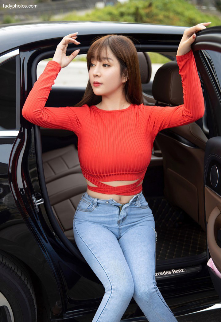 Sexy goddess Wang Yuchun charms the car to shoot a small space and release great desire - 4