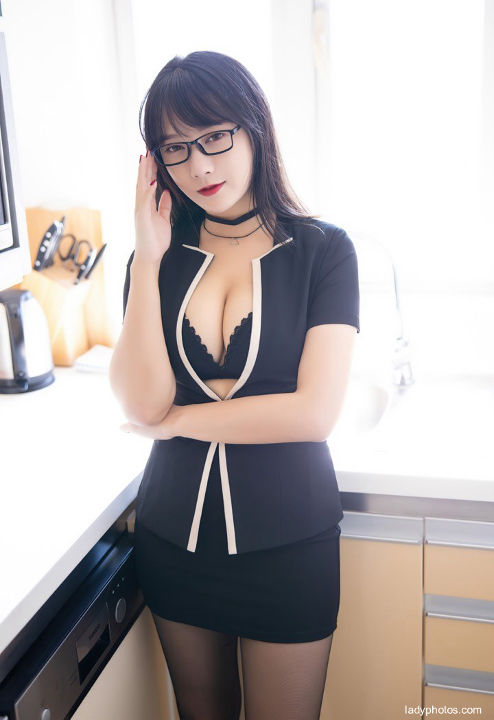 Sexy Royal sister he Jiaying's workplace suit tempts her with crisp breasts and beautiful legs - 2
