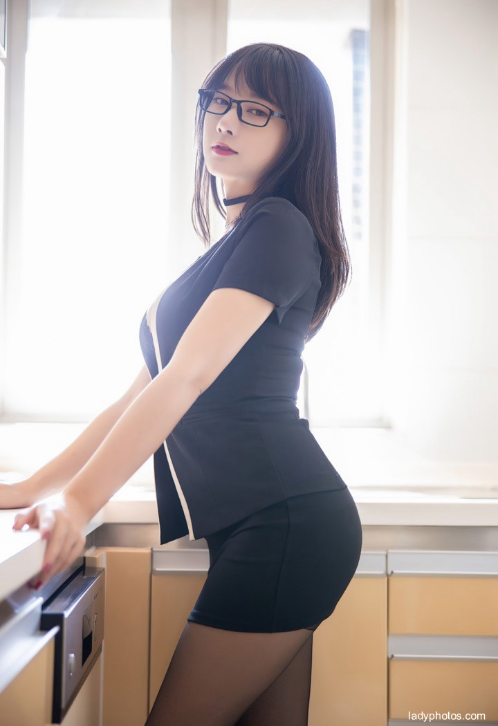 Sexy Royal sister he Jiaying's workplace suit tempts her with crisp breasts and beautiful legs - 4