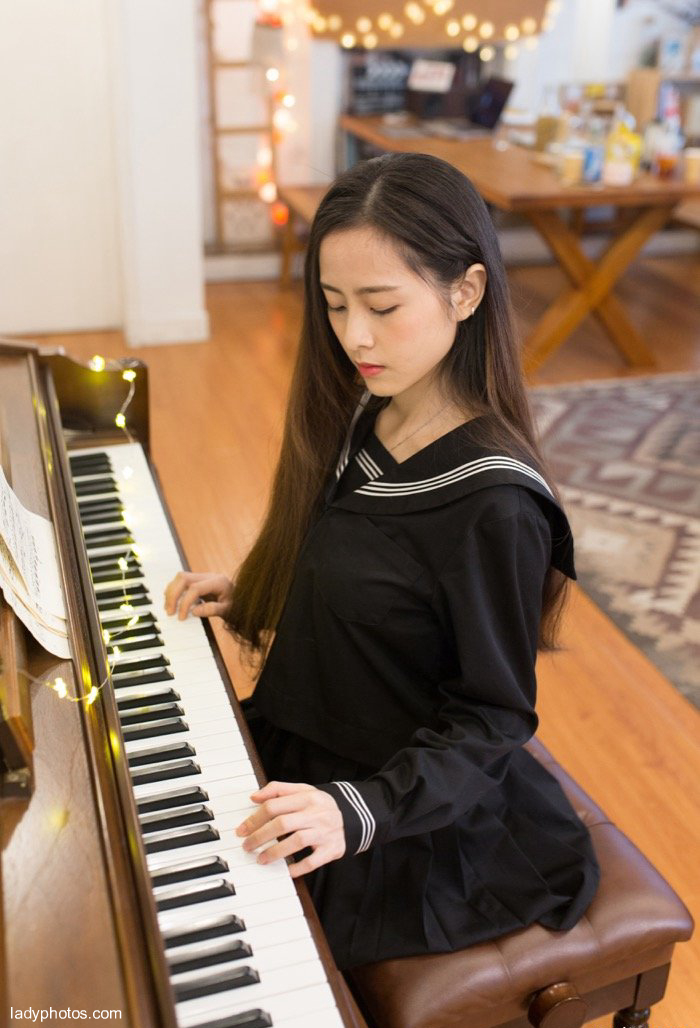 Beautiful piano teacher, young and sweet temperament - 1