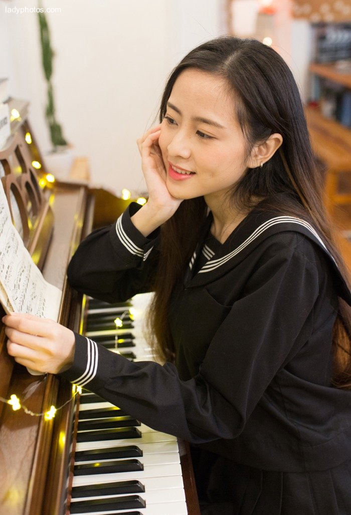 Beautiful piano teacher, young and sweet temperament - 4