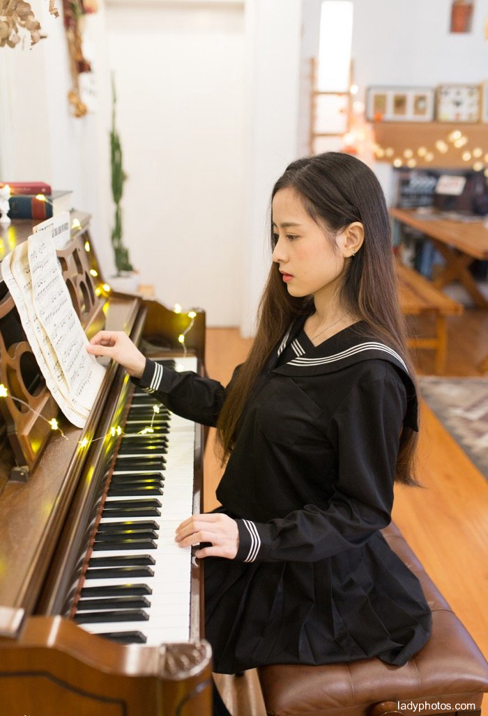美丽的钢琴老师青春甜美气质养眼 - 2