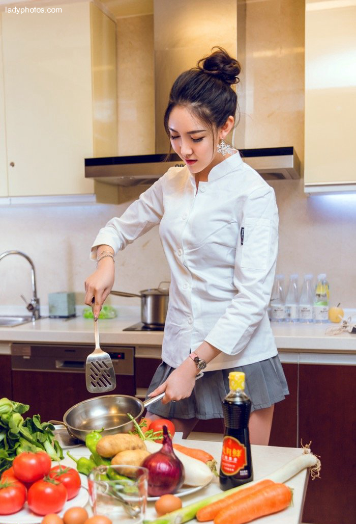 Feng Xuejiao, the goddess of headlines, plays the most beautiful cook with attractive legs - 4