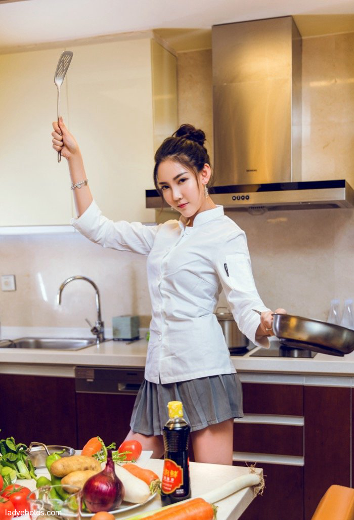Feng Xuejiao, the goddess of headlines, plays the most beautiful cook with attractive legs - 3