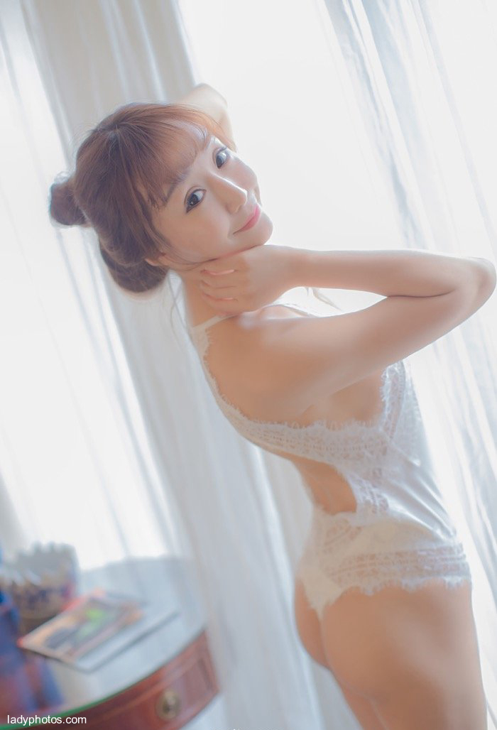 魂を売る尤物は鮮やかでセクシーな下着の写真の白嫩の美しい乳を顧みて相当に人を引き付けます。 - 1