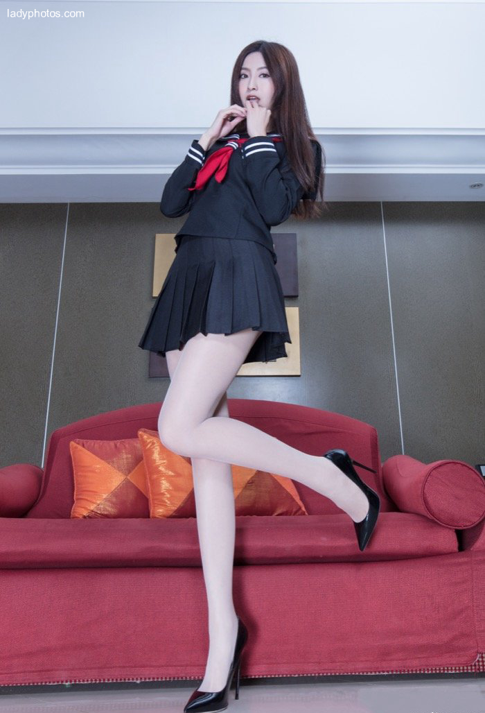 Beautiful leg queen Jian Xiaoyu: beautiful body, legs below the chest! - 2
