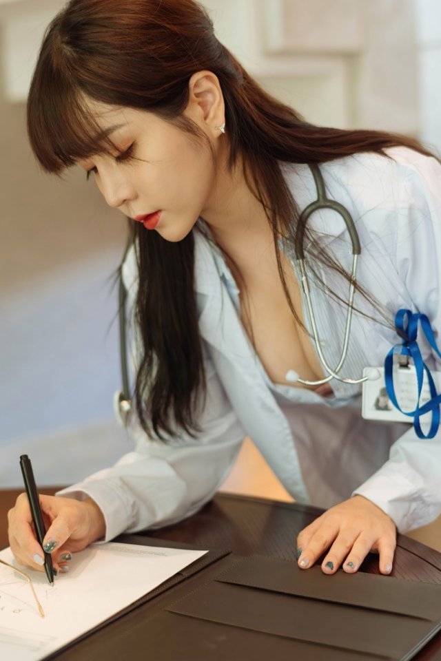 Wang Yuchun plays a beautiful female doctor, sexy and gentle, and performs the temptation of uniform