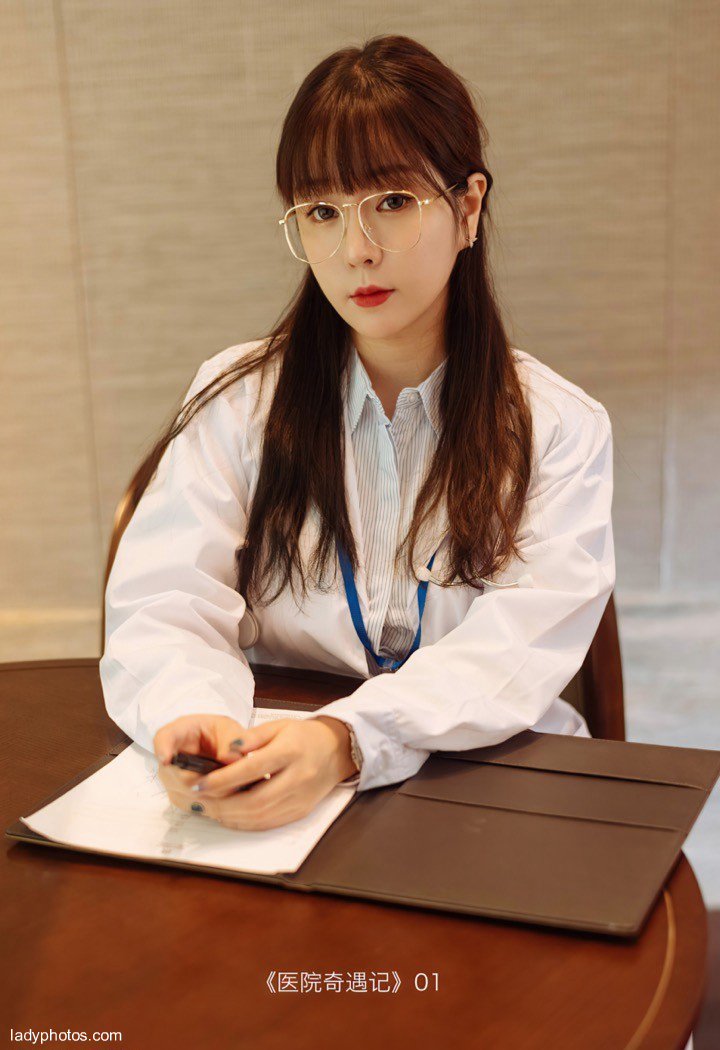 王雨純はきれいな女性医師を演じてセクシーで優しく制服の誘惑を上演します - 1