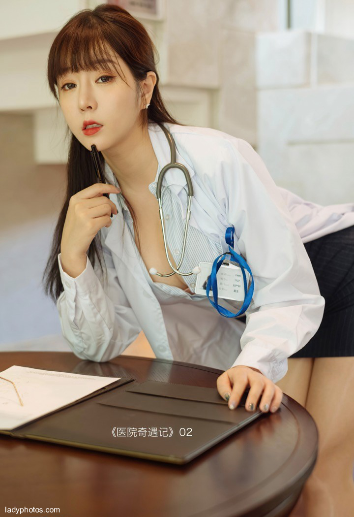 Wang Yuchun plays a beautiful female doctor, sexy and gentle, and performs the temptation of uniform - 2