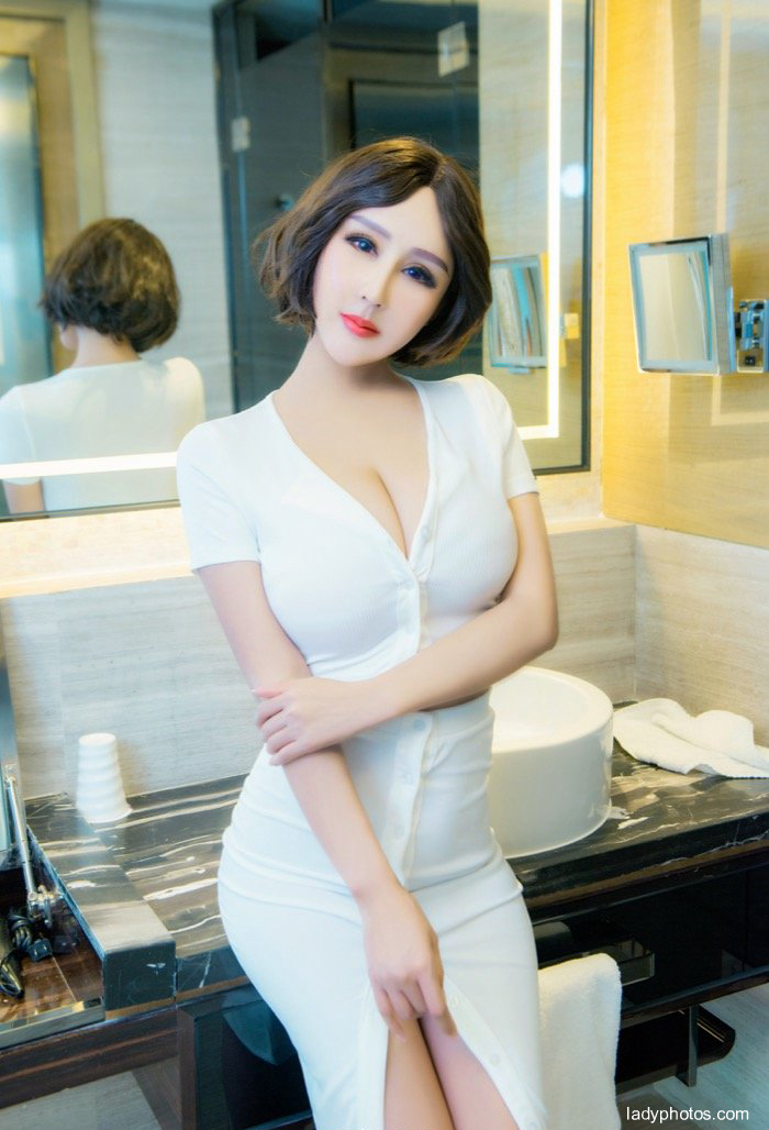 Enchanting top young woman Na Yiling's bold and enchanting posture in bed - 2