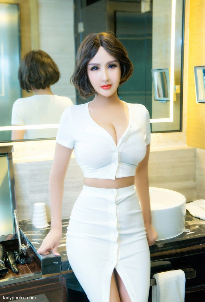 Enchanting top young woman Na Yiling's bold and enchanting posture in bed - 1