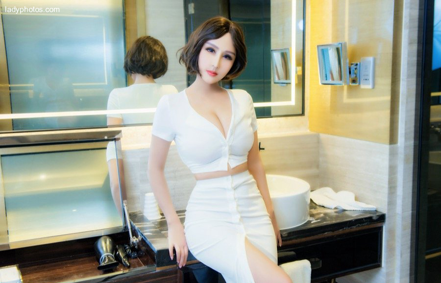 Enchanting top young woman Na Yiling's bold and enchanting posture in bed - 5