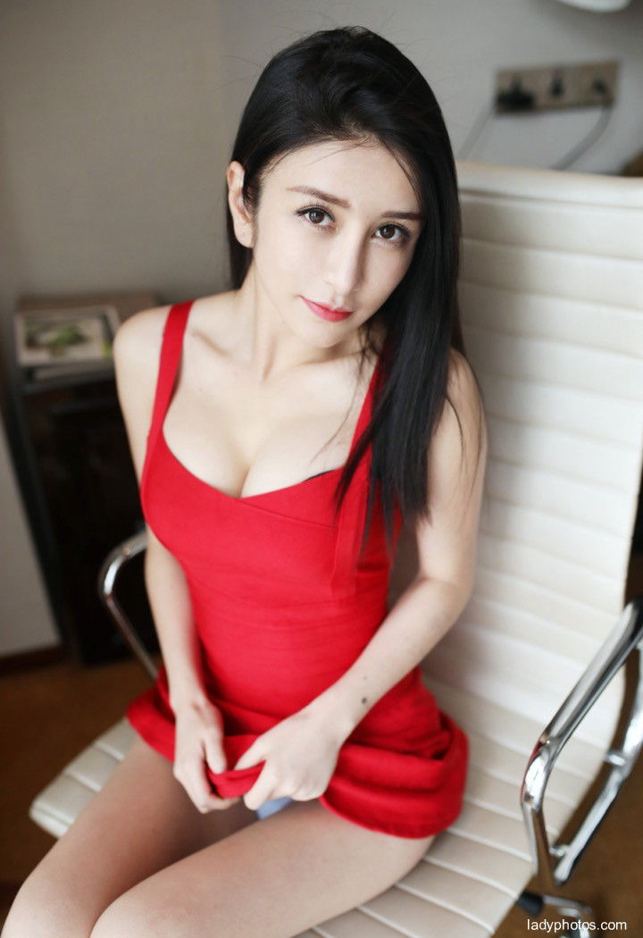 Sweet young model Li Qixi's private bed photo, chest bare and breast exposed posture is provocative - 5