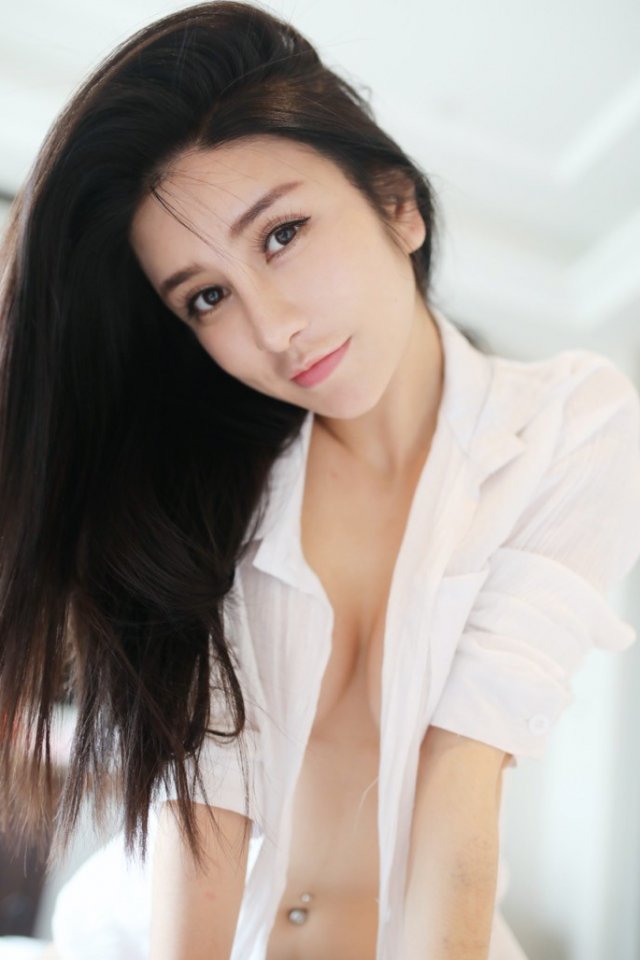 Sweet young model Li Qixi's private bed photo, chest bare and breast exposed posture is provocative