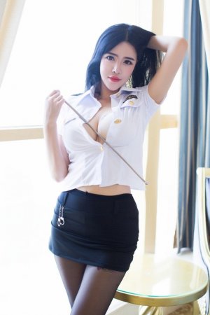 Spicy stewardess Liu yu'er's uniform tempts people to have nosebleed in tight leather clothes