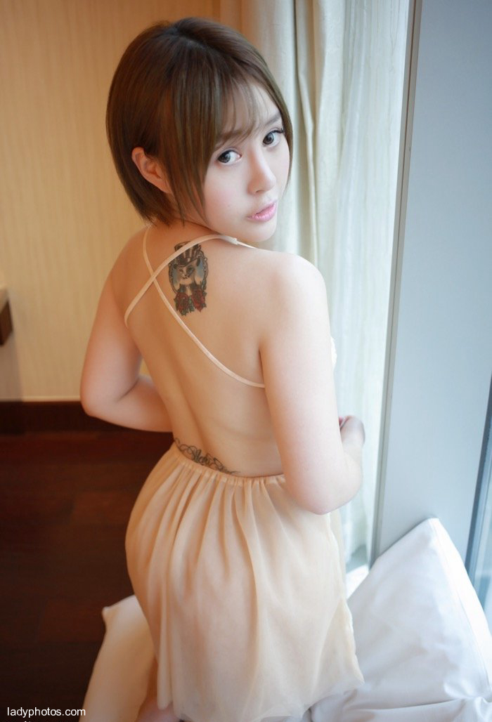 Evelyn, a short haired beauty, is nearly perfect, sexy, plump and charming - 5