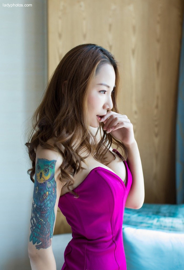 タトゥーの美脚娘Visa電眼誘惑パーフェクトボディは独特な熟女気質を表しています。 - 2