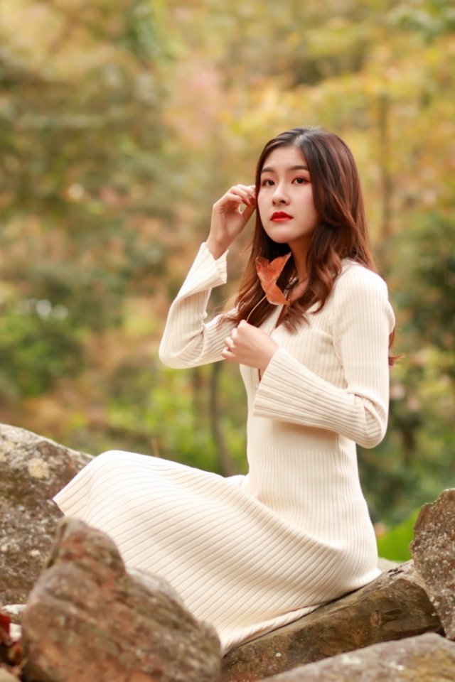 The beautiful girl's winter photo is full of beauty