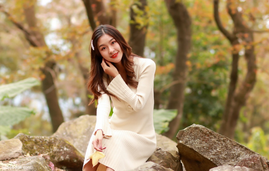 The beautiful girl's winter photo is full of beauty - 2