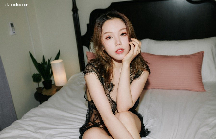 Goddess Huang Yueran's sultry posture from the perspective of her boyfriend is exciting - 2