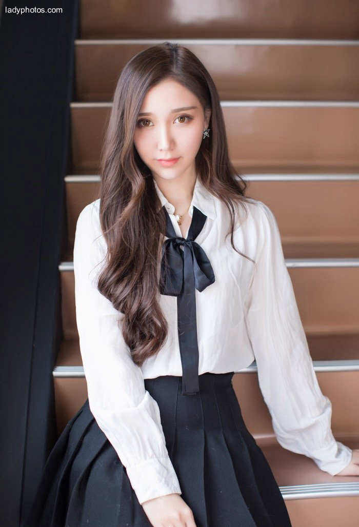 有胸有腿，气质学姐脱去制服竟如此性感 - 5