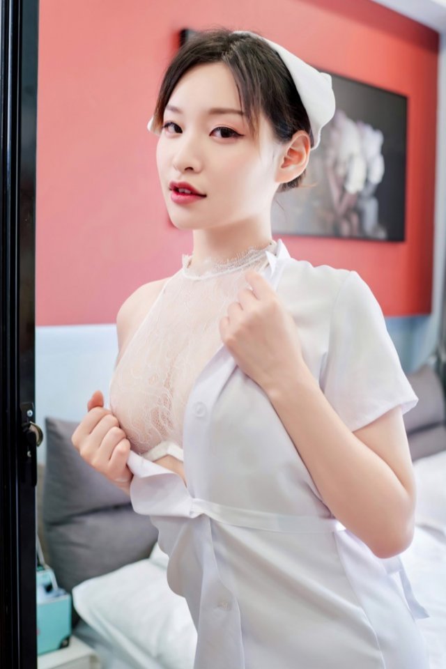 Young model fan Jingyi nurse uniform temptation unique perspective, full of passion