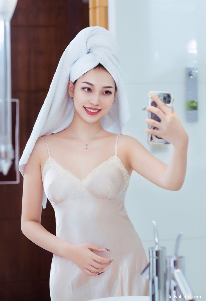 Natural beauty Zheng Yingshan shows her proud figure and wet temptation in the bathroom - 1