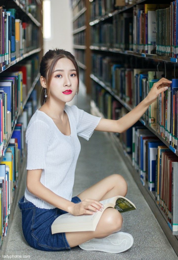 The library meets a beautiful schoolgirl with big red lips and sexy little show - 5