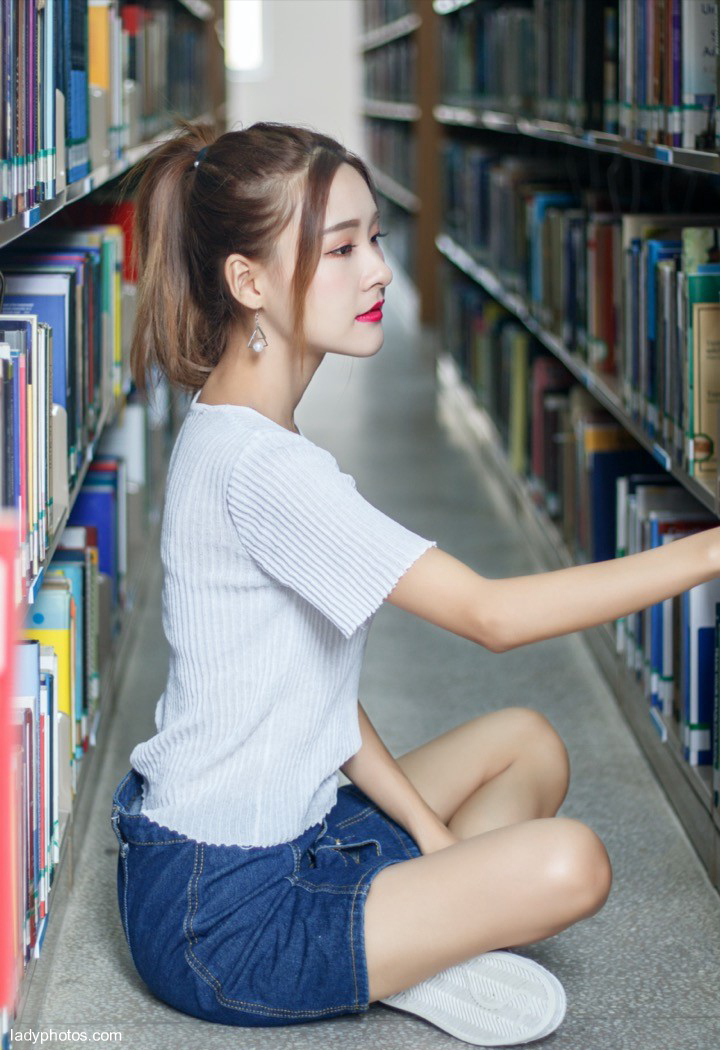 The library meets a beautiful schoolgirl with big red lips and sexy little show - 4