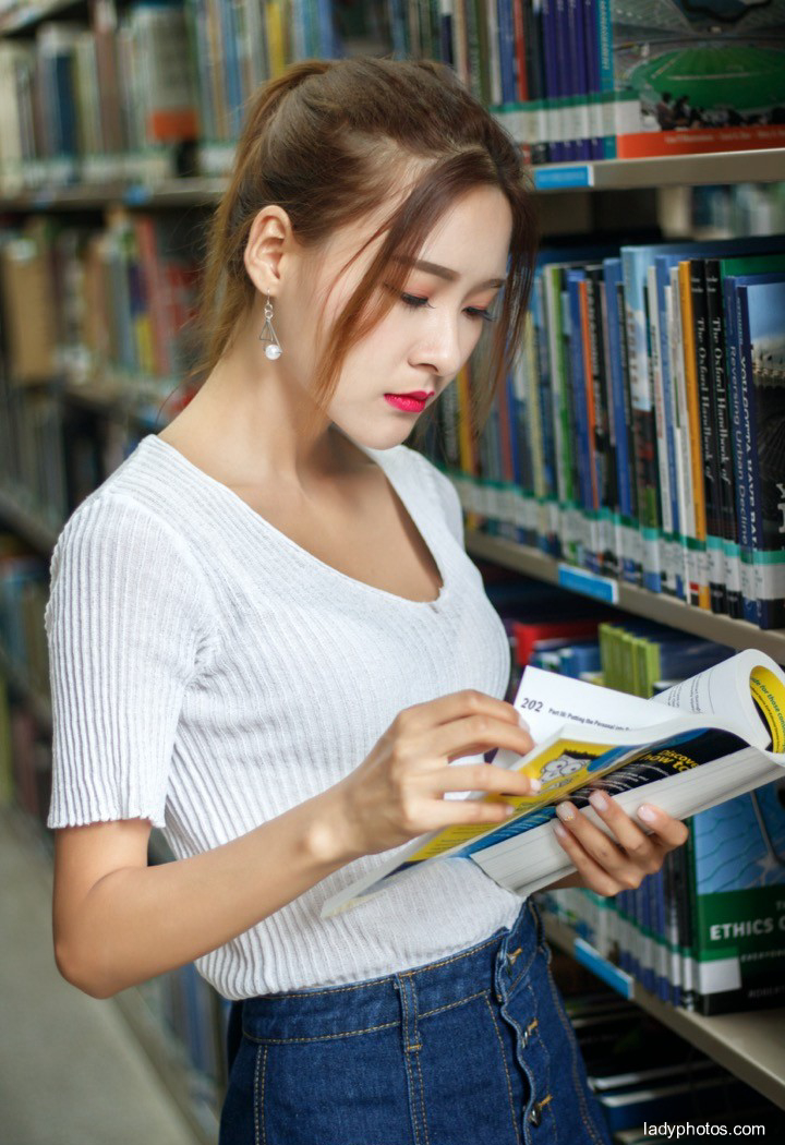 The library meets a beautiful schoolgirl with big red lips and sexy little show - 3