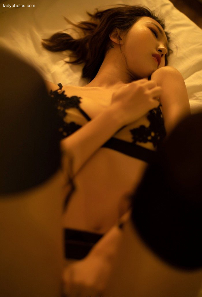 セクシーな若い女性馮木木LRISベッドの上でロマンチックでしなやかな身の妖怪の魅力は非常に深いです。 - 5