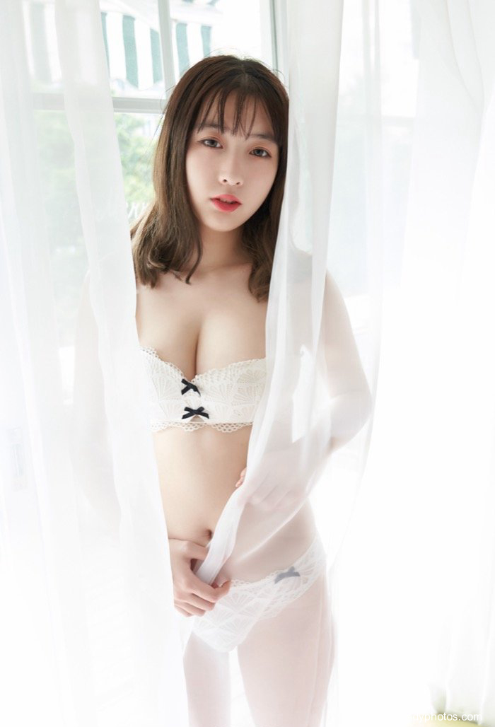 青春美麗最誘人豐滿學生妹美緒解衣露胸呈現少女胴體 - 1