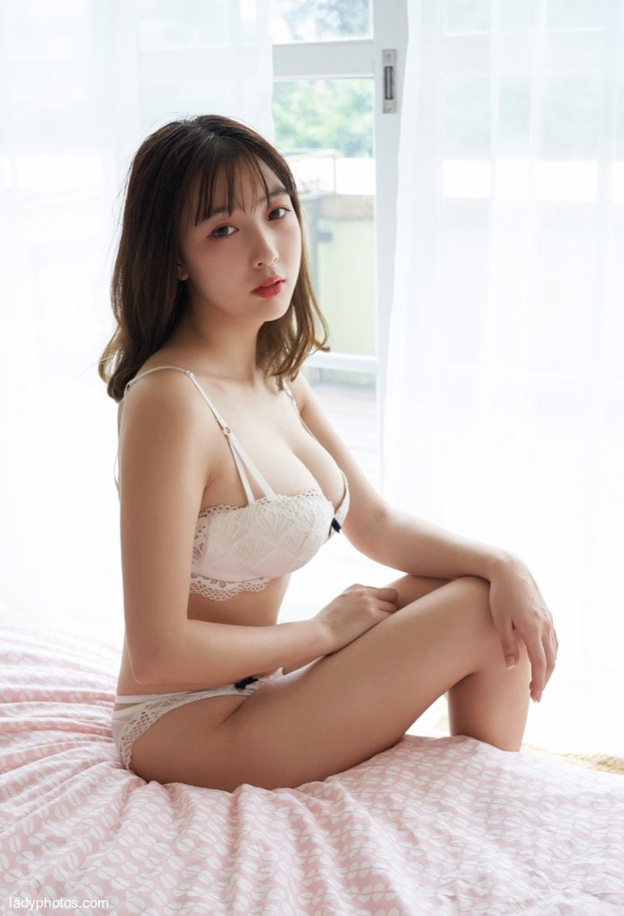 青春美麗最誘人豐滿學生妹美緒解衣露胸呈現少女胴體 - 2