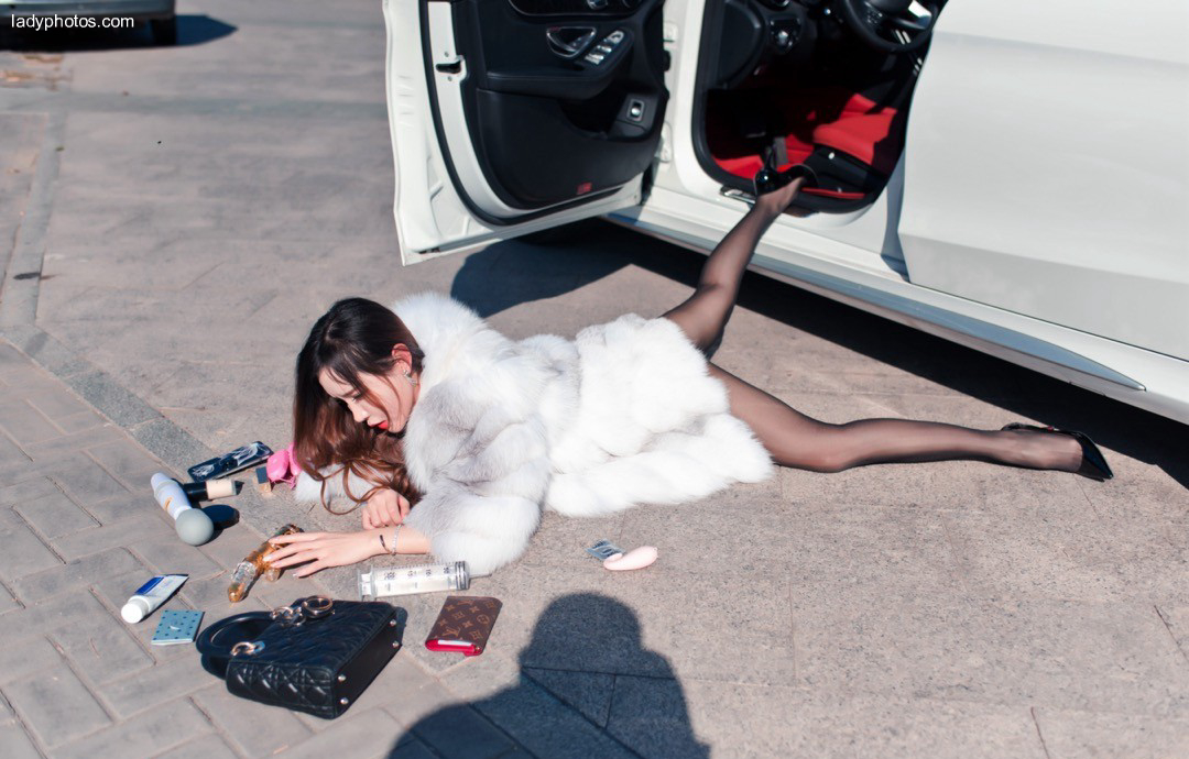 Model AI Xiaoqing took photos of cars, revealing that they were naked one by one - 3