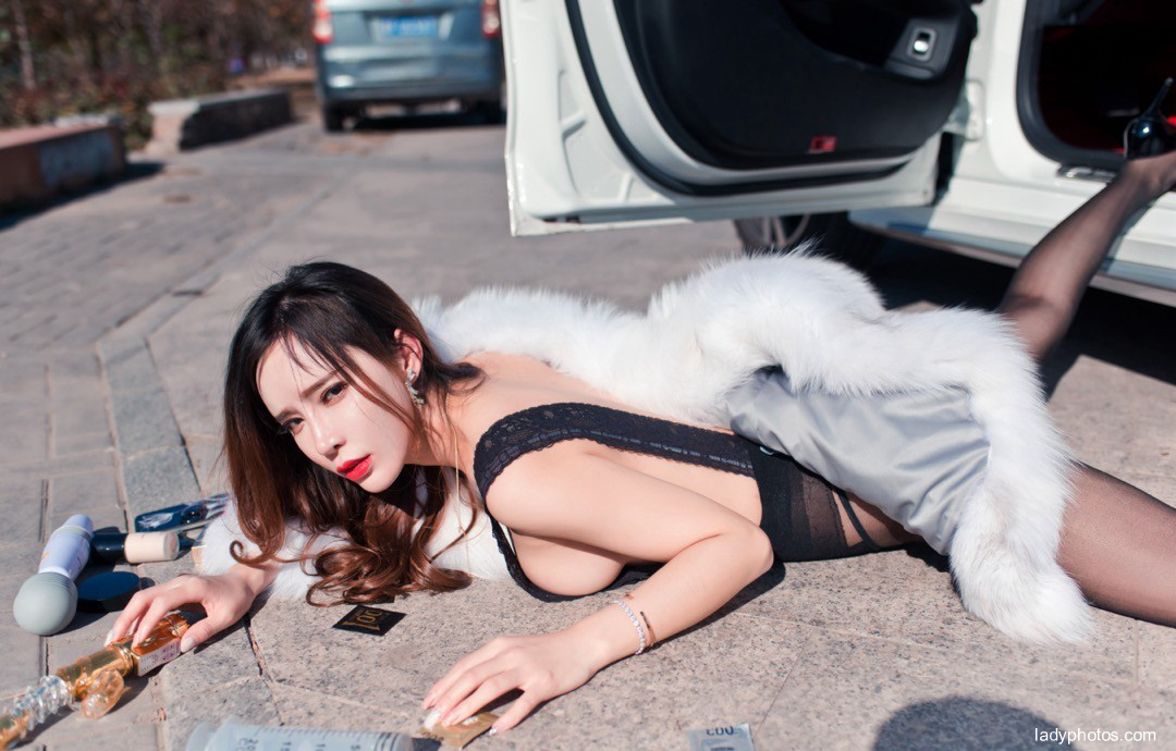 Model AI Xiaoqing took photos of cars, revealing that they were naked one by one - 5