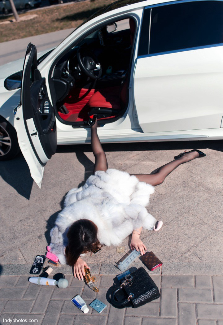 Model AI Xiaoqing took photos of cars, revealing that they were naked one by one - 1