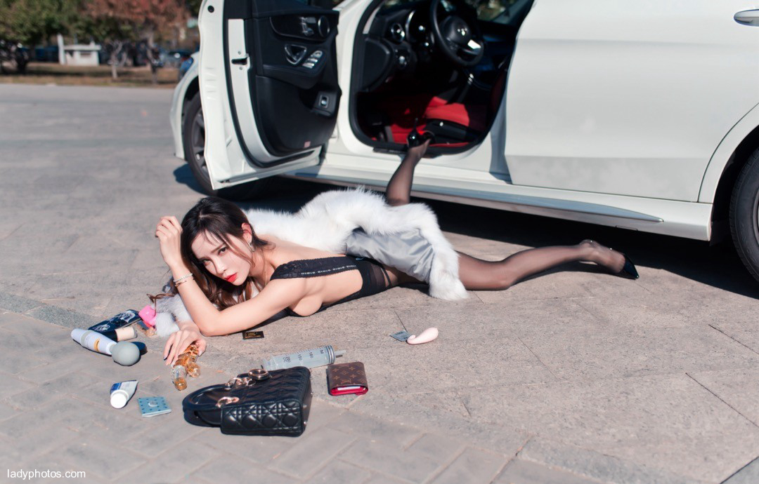 Model AI Xiaoqing took photos of cars, revealing that they were naked one by one - 4