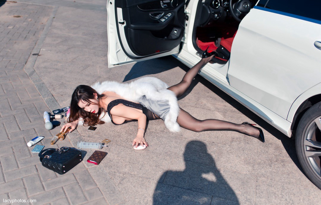 Model AI Xiaoqing took photos of cars, revealing that they were naked one by one - 2