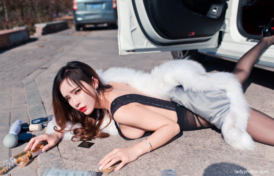 The posture of lying on the street is upgraded again, and AI Xiaoqing, the mannequin, shows her creative photo outdoors - 5