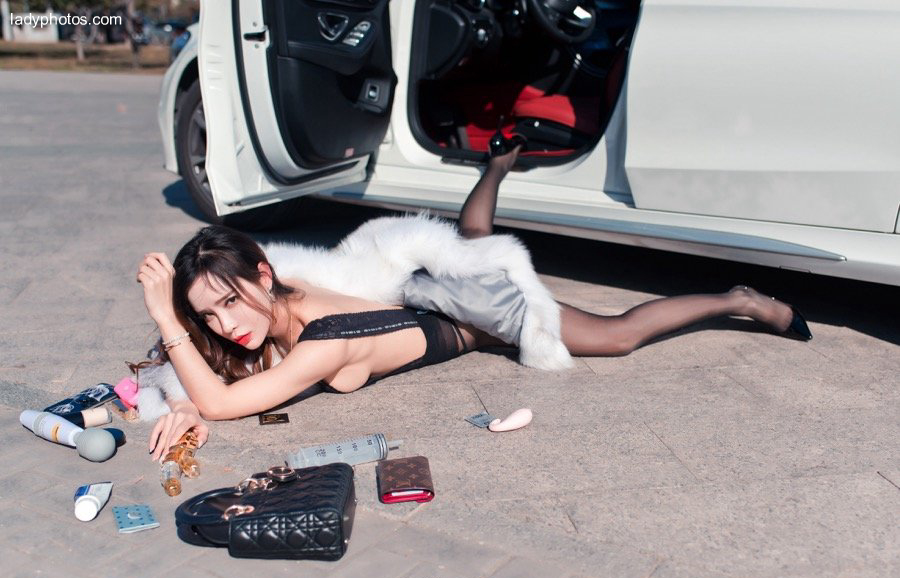 The posture of lying on the street is upgraded again, and AI Xiaoqing, the mannequin, shows her creative photo outdoors - 4