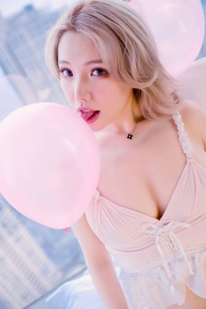 Sexy young woman Huang lelan's Beauty Milk tempts human body